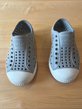Native Jefferson Shoes 8 Kids Water Shoe in Silver Grey ✨  Natives 8